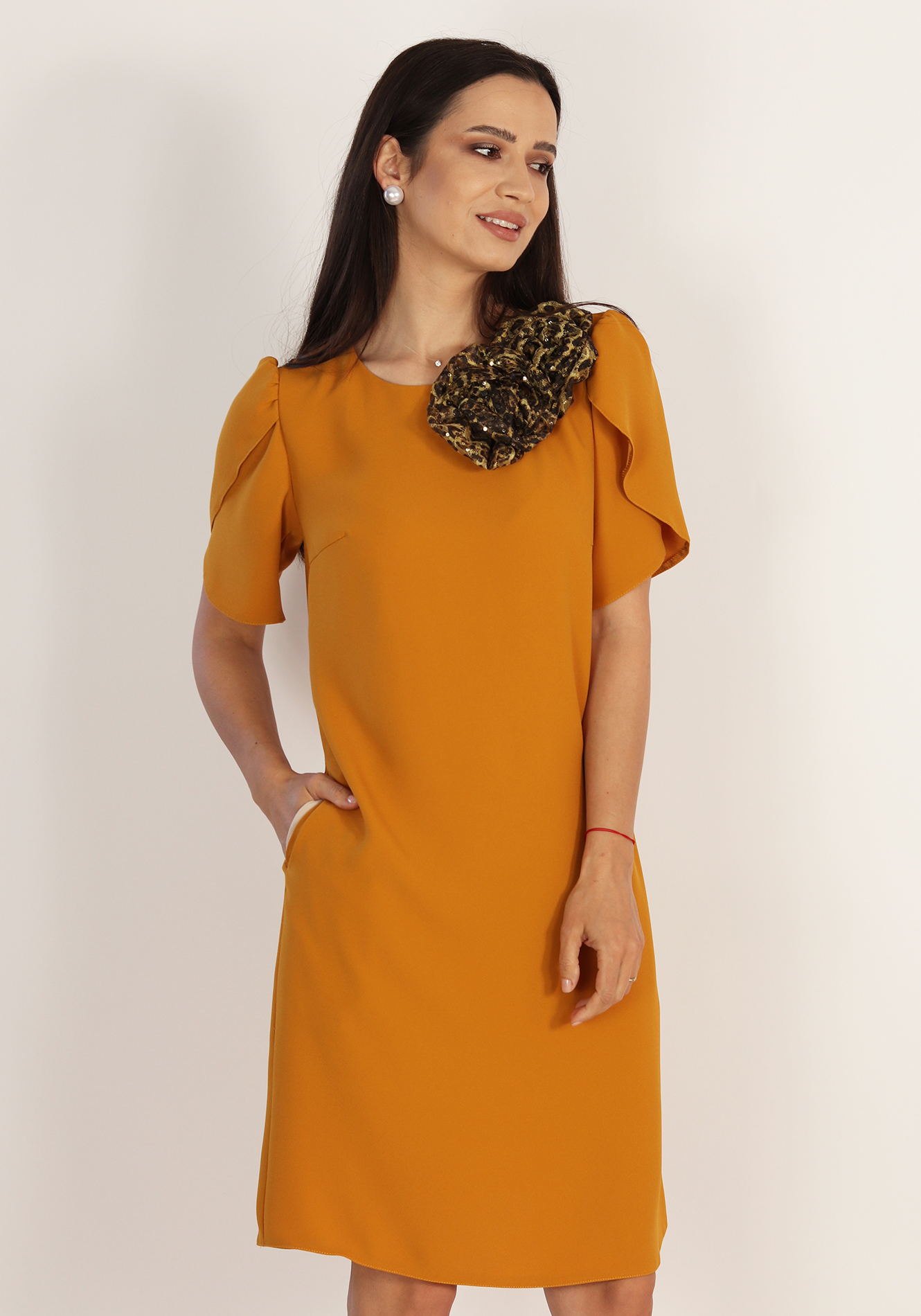 Rochie-lejera-cu-trandafiri-decorativi-1 Rochie lejera - imagine 1